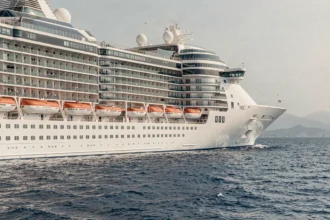 Bateau MSC Croisière vu de l'extérieur en mer avec rangées de balcons de cabines sur plusieurs ponts