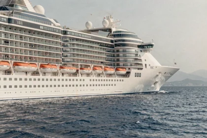 Bateau MSC Croisière vu de l'extérieur en mer avec rangées de balcons de cabines sur plusieurs ponts
