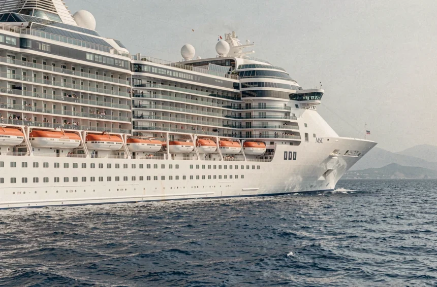 Bateau MSC Croisière vu de l'extérieur en mer avec rangées de balcons de cabines sur plusieurs ponts