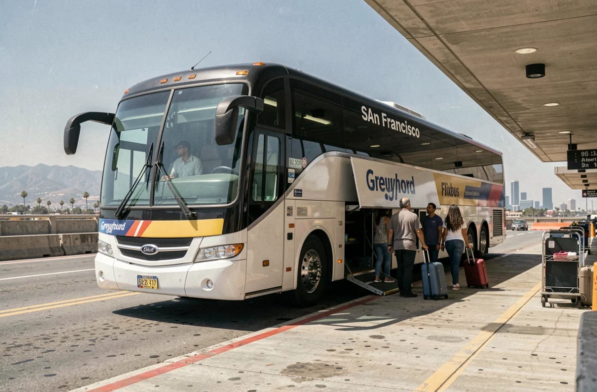 Bus interurbain à la gare routière californienne avec des voyageurs embarquant pour le trajet Los Angeles - San Francisco